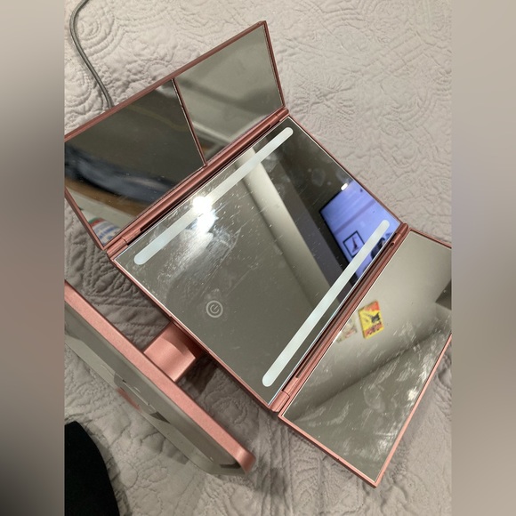 Rose gold, foldable light up mirror, batteries included, could run of a usb cord - Picture 4 of 5